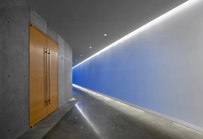 Sleek Viewing Room in Long Island City - Image 3