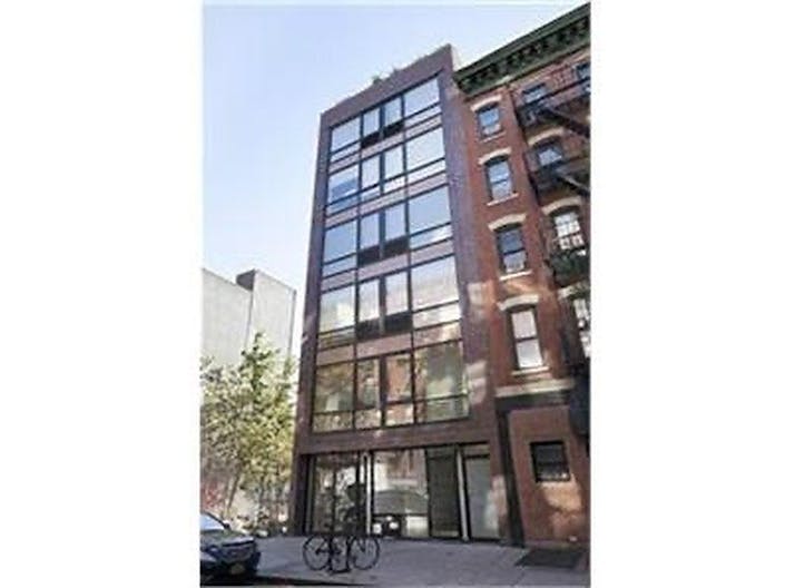 Storefront white box in East Village - Image 4