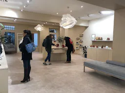 Charming Boutique Shop in Le Marais - Image 2