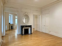 Beautiful Showroom in Saint-Germain - Image 11