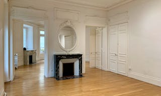 Beautiful Showroom in Saint-Germain - Image 11