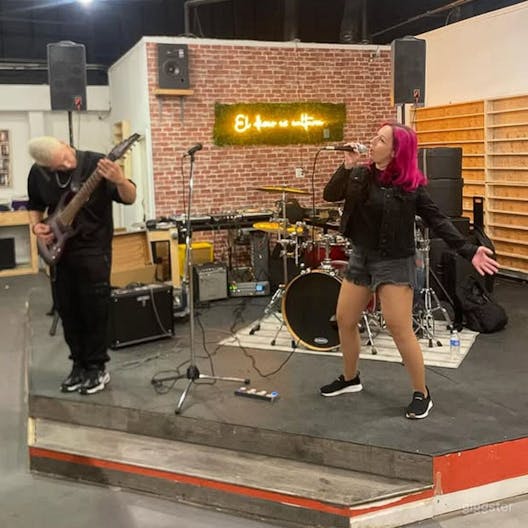 Store Stage at Nivessa Hollywood - Image 1