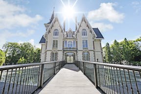 Un château innovant à Saint-Germain-En-Laye - Image 1