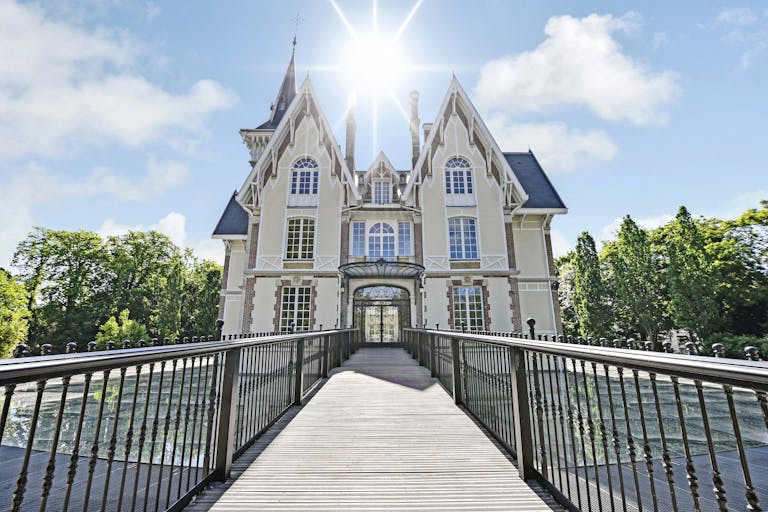 Un château innovant à Saint-Germain-En-Laye - Image 1