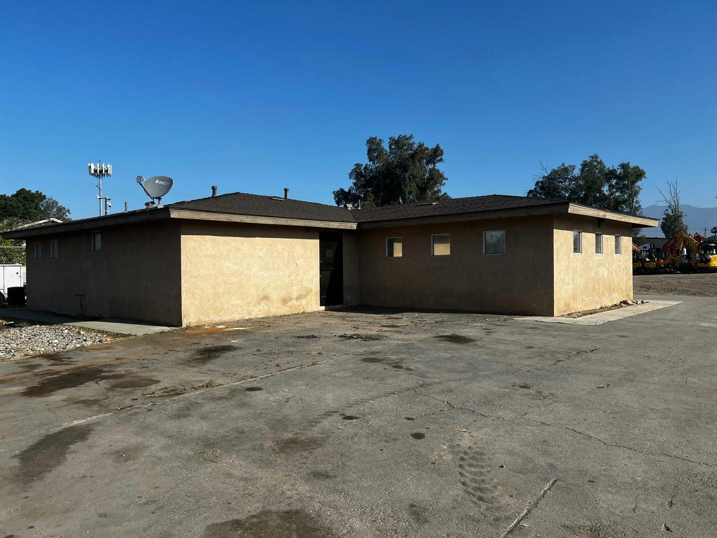 1,800 sq ft Industrial Office Space on Commercial Lot