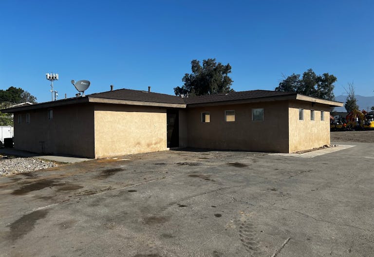 Large Commercial lot with 1800 sq ft Office space - Image 0