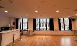 Entire Floor in SOHO with 2 extra rooms! - Image 16