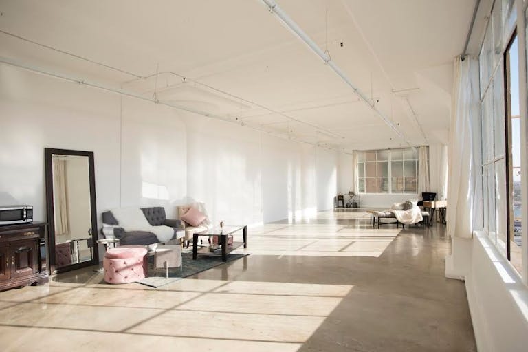 DTLA Skyline View Studio in Fashion District - Image 4