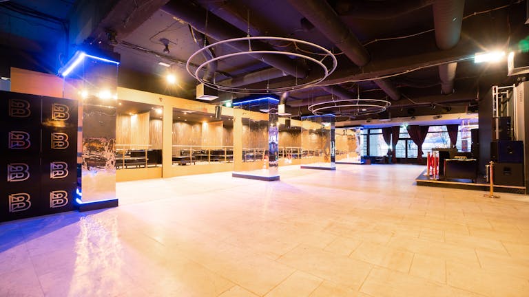 Central Venue with a Berliner Skyline View - Image 4