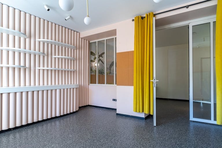 Beautiful Showroom on the canal saint Martin - Image 0