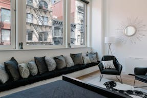 Sun-Drenched Soho Penthouse with Two Terraces - Image 13