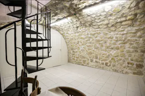 Le Marais Storefront & Vaulted Cellar – Showroom / Pop-Up, rue Chapon - Image 9