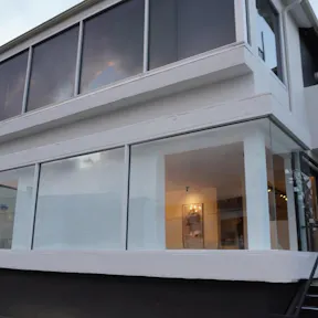 Prime retail location - Elegant boutique and salon located on Melrose, next to the pink wall - Image 0