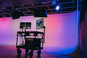 Luxurious, ground-level Soundstage with gorgeous lounge, large garage door and private parking - Image 6