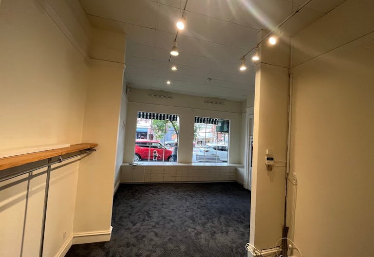 St. Helena Main Street Pop Up location in the heart of the Napa Valley. PRIME LOCATION - Image 4