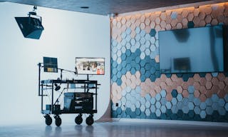 Luxurious, ground-level Soundstage with gorgeous lounge, large garage door and private parking - Image 13