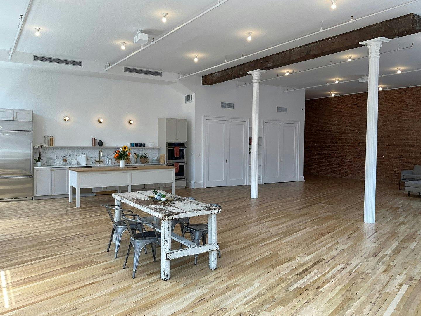 Sun-Filled Corner Loft with Open Plan Kitchen in New York