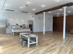 Sun-Filled Corner Loft with Open Plan Kitchen - Image 4