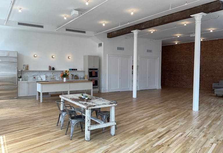 Sun-Filled Corner Loft with Open Plan Kitchen - Image 4