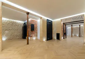 Chic Event Space In Marais - Image 8