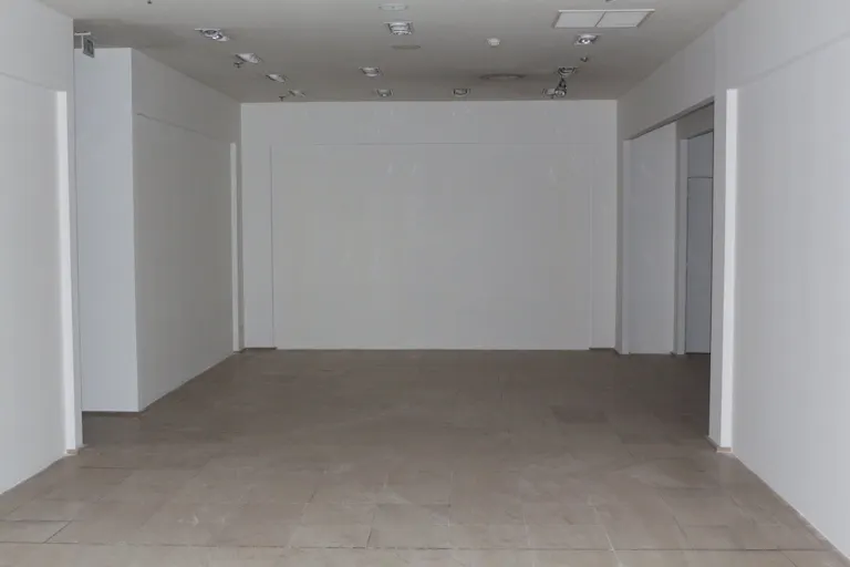 El�gante dans le centre commercial Bercy 2 - Image 1