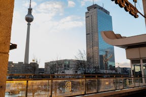 Central Venue with a Berliner Skyline View - Image 2