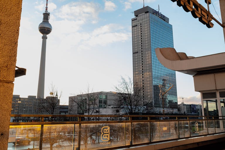 Central Venue with a Berliner Skyline View - Image 2