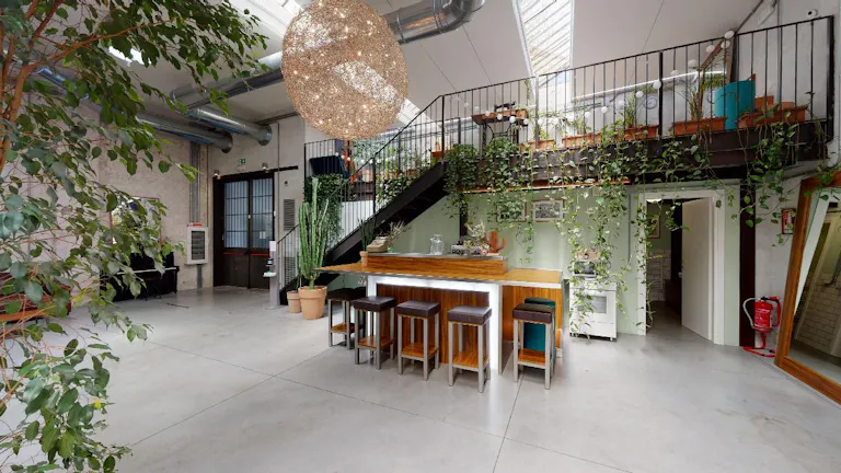 Raw Elegance: 300 sqm Industrial Open Space for Creative Projects, Showrooms and more.  - Image 3