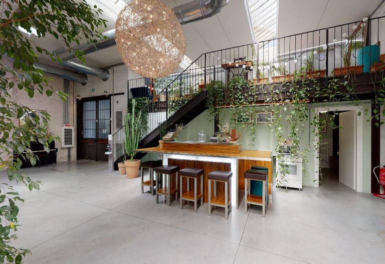 Raw Elegance: 300 sqm Industrial Open Space for Creative Projects, Showrooms and more. - Image 3