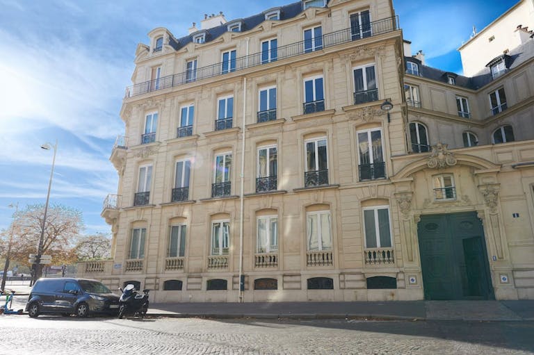 Apartment for Rent - Paris 8th Near Triangle d'Or - Ideal Showroom / Office - Image 1