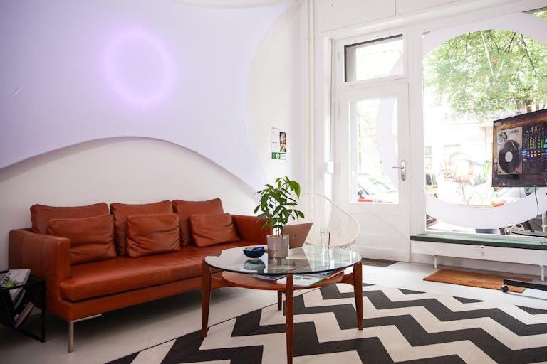 Sunny and bright multi-use space at Helmoltzplatz - Image 0