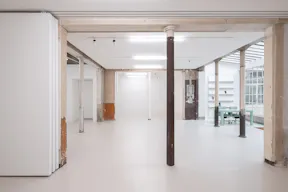 Spectacular art gallery under a glass roof in Saint Germain des Pr�s - Image 6