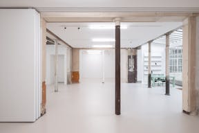 Spectacular art gallery under a glass roof in Saint Germain des Pr�s - Image 6