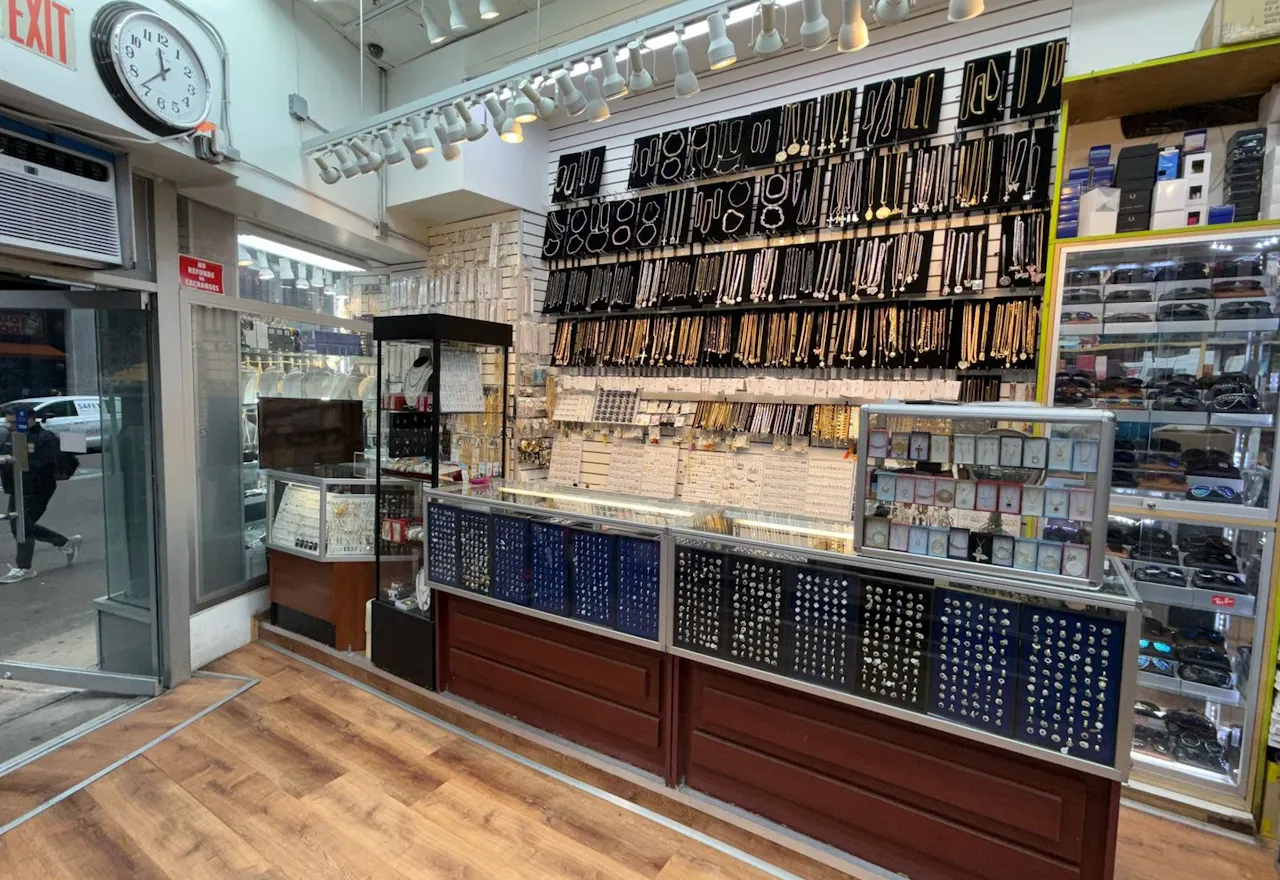 3 counters for rent in Heart of broadway Times SQ SHARED WATCH STORE, AND PERFUME STORE. - Image 2