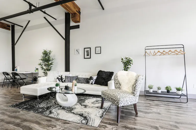 Urban DTLA Studio with Skyline View and Natural Light - Image 4