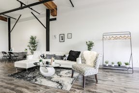 Urban DTLA Studio with Skyline View and Natural Light - Image 4