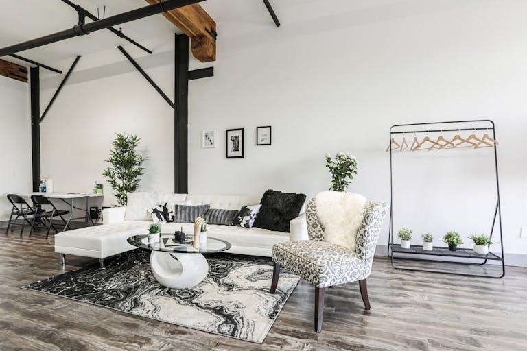 Urban DTLA Studio with Skyline View and Natural Light - Image 4