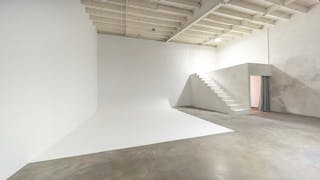 High-ceiling photo studio with a cyclorama wall - Image 0
