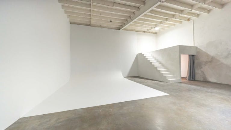 High-ceiling photo studio with a cyclorama wall - Image 0