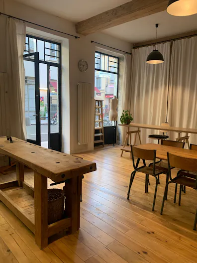 Atelier d'art esprit canut avec vitrine sur rue au coeur de la Croix-Rousse - Image 0