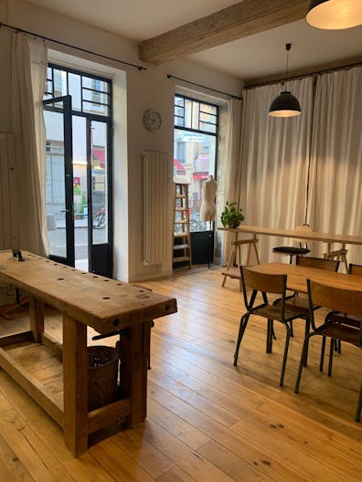 Atelier d'art esprit canut avec vitrine sur rue au coeur de la Croix-Rousse - Image 0