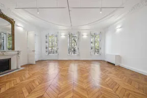 Beautiful Haussmannien Showroom Fashion Week - Image 0