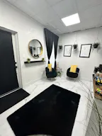 LARGE PRIVATE SALON STUDIO SPACE - Image 4
