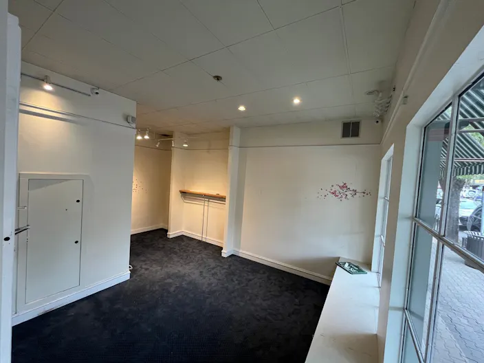 St. Helena Main Street Pop Up location in the heart of the Napa Valley. PRIME LOCATION - Image 2