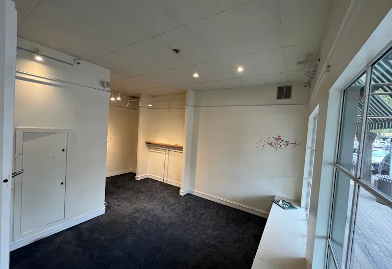 St. Helena Main Street Pop Up location in the heart of the Napa Valley. PRIME LOCATION - Image 2