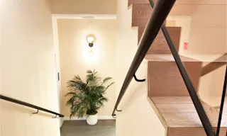 Beautiful 3-Story Space on Melrose - Image 4