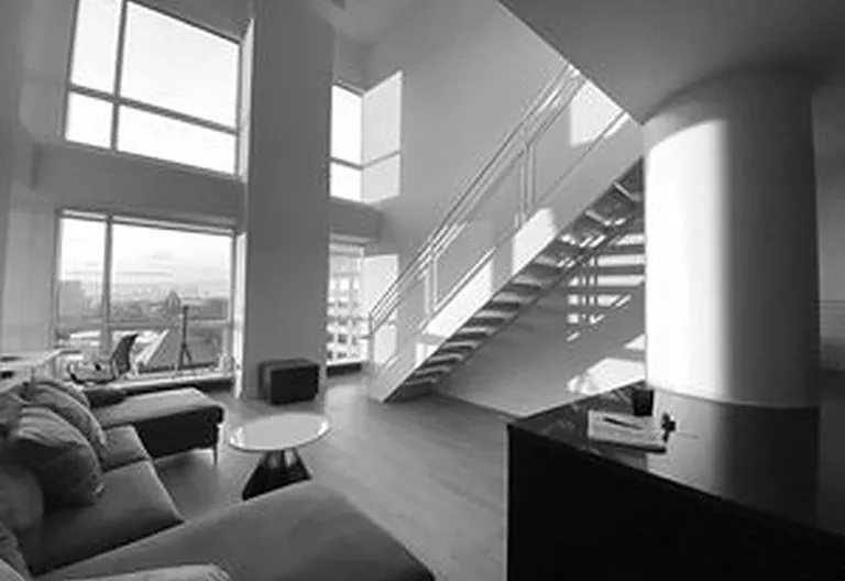 Amazing studio loft offering breathtaking views of the iconic New York skyline - Image 1