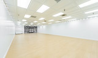 MID SIZE ALL WHITE VENUE IN ANAHEIM - Image 0