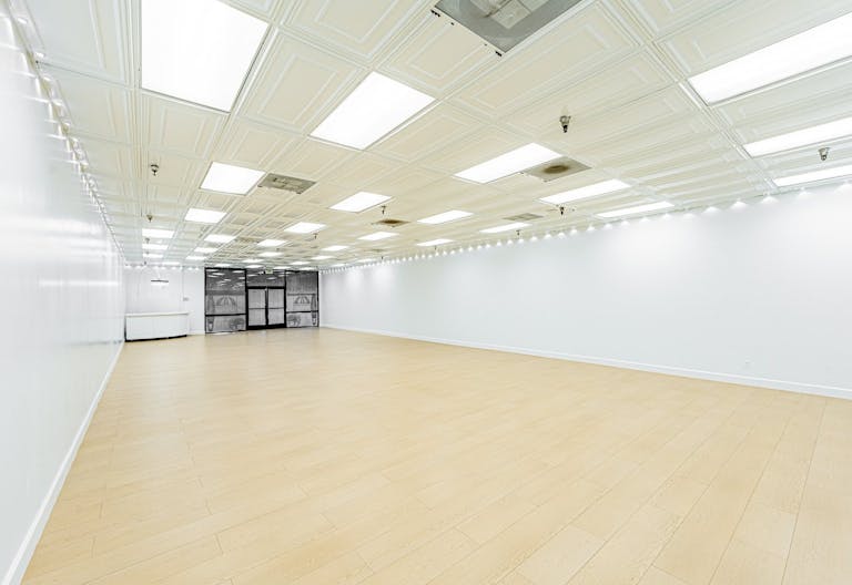 MID SIZE ALL WHITE VENUE IN ANAHEIM - Image 0