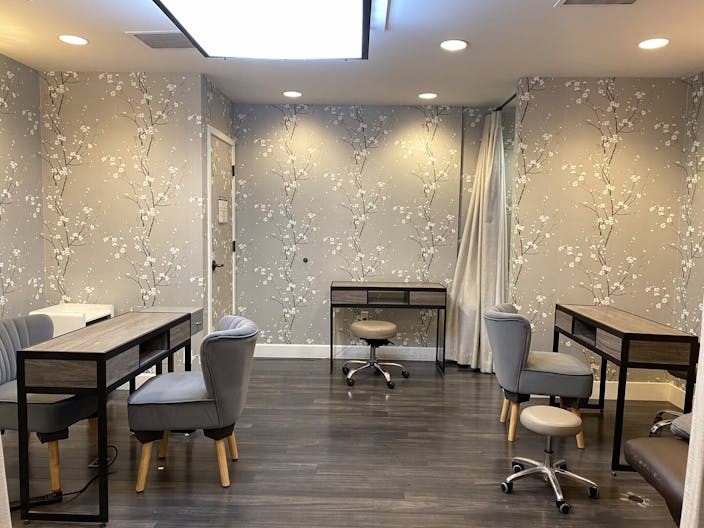 Luxury Accommodations, 90210 Convenience. - Image 1